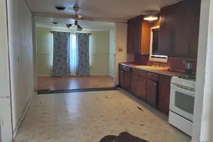 609 E Sarah St, Cuero, TX 77954 - Photo 5