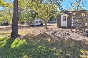 609 E Sarah St, Cuero, TX 77954 - Photo 3