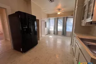 163 N Sycamore Ave, New Braunfels, TX 78130 - Photo 9