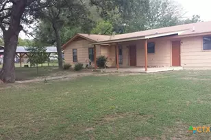 910 E Ave I, Lampasas, TX 76550 - Photo 5