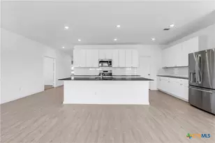 8904 James Bowie, Seguin, TX 78155 - Photo 5