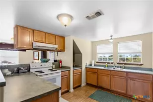 364 N Blackburn Ave, Port Lavaca, TX 77979 - Photo 7