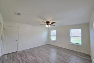 907 E 3rd St, Lampasas, TX 76550 - Photo 3