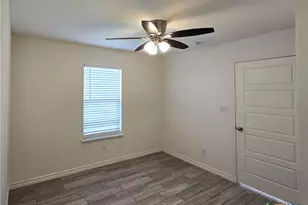 907 E 3rd St, Lampasas, TX 76550 - Photo 25