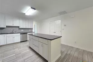 907 E 3rd St, Lampasas, TX 76550 - Photo 13