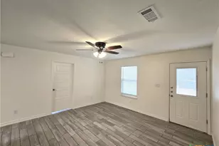 907 E 3rd St, Lampasas, TX 76550 - Photo 5