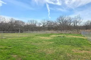 907 E 3rd St, Lampasas, TX 76550 - Photo 31