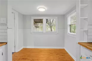 960 E Mountain St, Seguin, TX 78155 - Photo 11