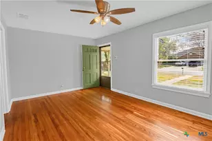 960 E Mountain St, Seguin, TX 78155 - Photo 11