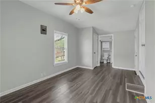 960 E Mountain St, Seguin, TX 78155 - Photo 21