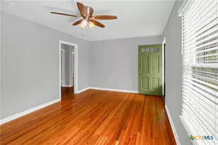 960 E Mountain St, Seguin, TX 78155 - Photo 13