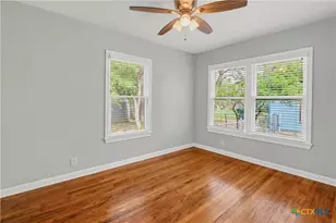 960 E Mountain St, Seguin, TX 78155 - Photo 17