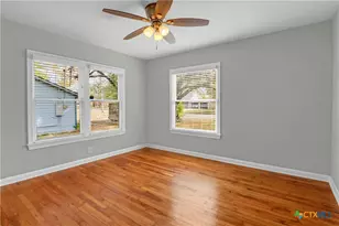 960 E Mountain St, Seguin, TX 78155 - Photo 15