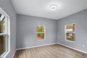 406 Hubbard St, Yoakum, TX 77995 - Photo 19