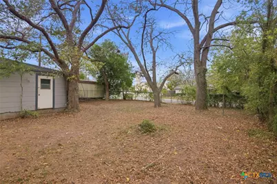 406 Hubbard Street, Yoakum, TX 77995 - Photo 31