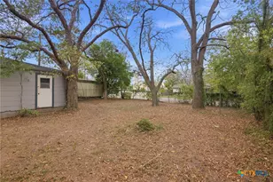 406 Hubbard St, Yoakum, TX 77995 - Photo 31