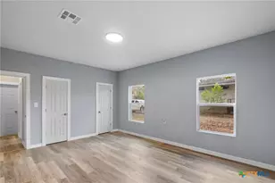 406 Hubbard St, Yoakum, TX 77995 - Photo 29