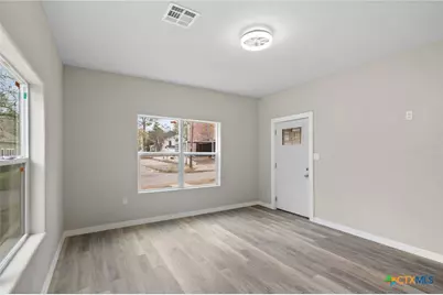 406 Hubbard Street, Yoakum, TX 77995 - Photo 7