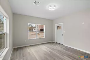 406 Hubbard St, Yoakum, TX 77995 - Photo 7