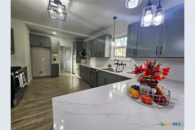 624 S Austin Street, Seguin, TX 78155 - Photo 3