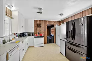 2850 Lakeview Cir, Beaumont, TX 77703 - Photo 11