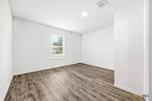 1153 Magnolia St, Seguin, TX 78155 - Photo 11