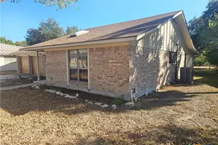 607 W Johnson St, Cuero, TX 77954 - Photo 3