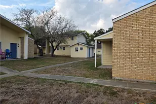 657 W 4th St, Yorktown, TX 78164 - Photo 9