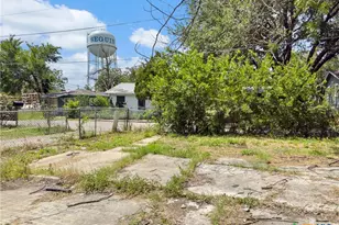 729 Schuessler St, Seguin, TX 78155 - Photo 5