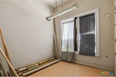 207 W Grand Avenue, Yoakum, TX 77995 - Photo 39