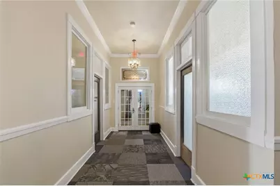 207 W Grand Avenue, Yoakum, TX 77995 - Photo 23