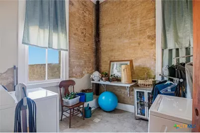 207 W Grand Avenue, Yoakum, TX 77995 - Photo 27