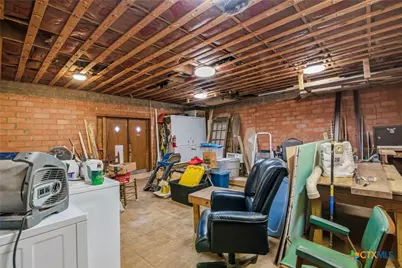 207 W Grand Avenue, Yoakum, TX 77995 - Photo 15