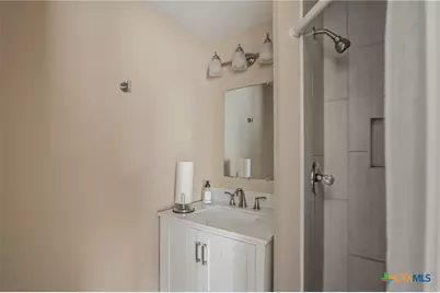 207 W Grand Avenue, Yoakum, TX 77995 - Photo 27