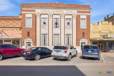 207 W Grand Avenue, Yoakum, TX 77995 - Photo 31