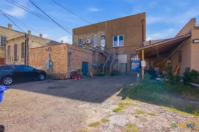 207 W Grand Avenue, Yoakum, TX 77995 - Photo 29