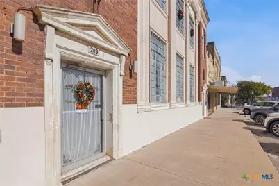 207 W Grand Avenue, Yoakum, TX 77995 - Photo 3