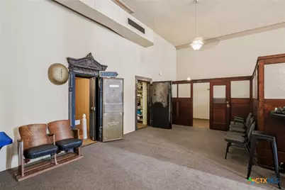 207 W Grand Avenue, Yoakum, TX 77995 - Photo 19