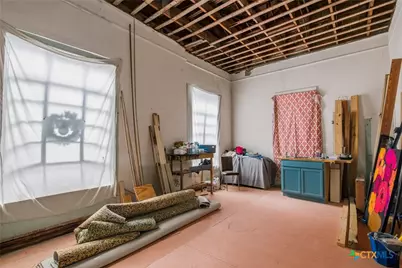 207 W Grand Avenue, Yoakum, TX 77995 - Photo 23