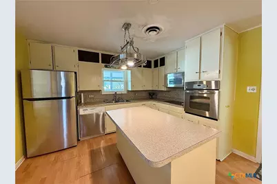 880 W Merriweather Street, New Braunfels, TX 78130 - Photo 9