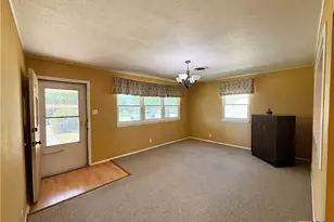 880 W Merriweather St, New Braunfels, TX 78130 - Photo 5
