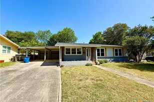 880 W Merriweather St, New Braunfels, TX 78130 - Photo 3