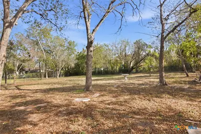 211 Lavaca Street, Yoakum, TX 77995 - Photo 39