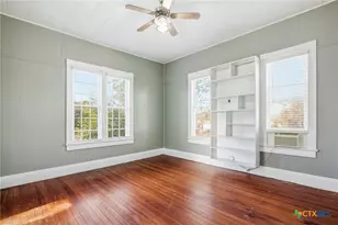 211 Lavaca St, Yoakum, TX 77995 - Photo 23