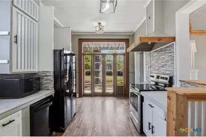 211 Lavaca Street, Yoakum, TX 77995 - Photo 21