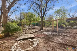 211 Lavaca St, Yoakum, TX 77995 - Photo 41