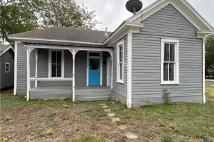 403 E Elm St, Seguin, TX 78155 - Photo 1