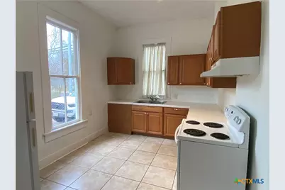 403 E Elm Street, Seguin, TX 78155 - Photo 5