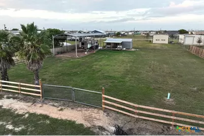 1012 W Broadway Avenue, Seadrift, TX 77983 - Photo 1