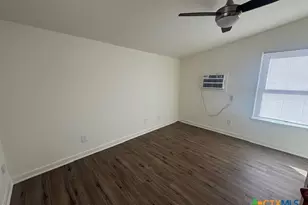 527 W San Antonio St, San Marcos, TX 78666 - Photo 11